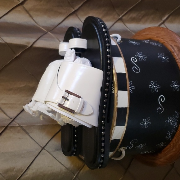 NWOT- Vince Camuto ‘Cooliann’ Studded Leather Toe Loop Sandal - Picture 4 of 10